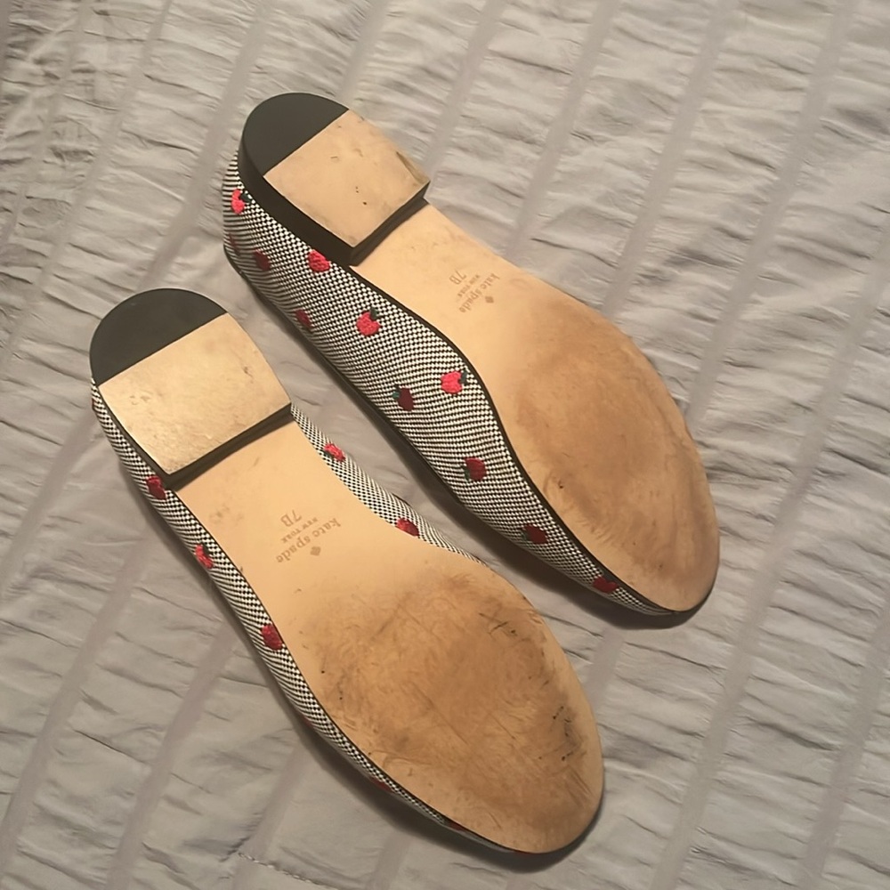 Kate Spade loafer with apple detail - Picture 2 of 2
